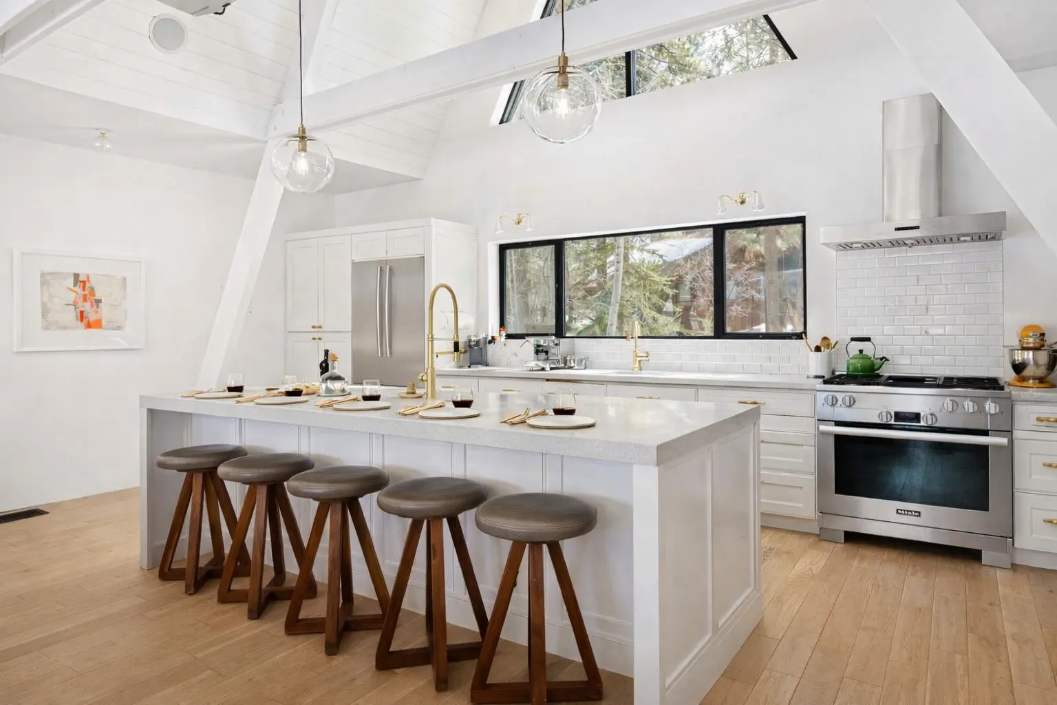 Transitional kitchen with white Shaker cabinets, brushed gold hardware, subway tile backsplash, and quartz countertops
